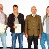 <p>Ehrengäste: (von links) Peter Wimmer, Thomas Hanslmaier, Wast Aschauer, Hubert Stärker, neuer Präsident des BJV, Katharina Aschauer und Wast Friesinger. Fotos Hötzelsperger</p>