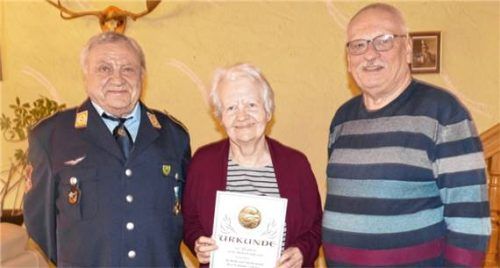 Ehrung beim KSRV Kraiburg: (von links) KSRV-Vorsitzender Peter Esterer ehrte Christa Hartl für 25-jährige Mitgliedschaft; dazu gratulierte auch Zweiter Bürgermeister Werner Schreiber.Foto Bachmaier