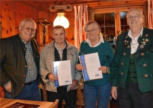 Ehrung beim VdK-Ortsverband Staudach: VdK-Kreisvorsitzender Franz Heuberger (von links) gratuliert Pius Weiser (25 Jahre Mitgliedschaft) und Johanna Höger (15 Jahre). Das freut auch Vorsitzenden Nikolaus Weisser. Foto Eder