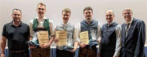 Ehrung der Prüfungsbesten: (von links) Obermeister Wolfgang Petry, Benedikt Graßl, Lorenz Rottmüller, Lukas Schnurpfeil, stellvertretender Kreishandwerksmeister Thomas Aigner und stellvertretender Obermeister Fritz Graßl.Foto Wittenzellner