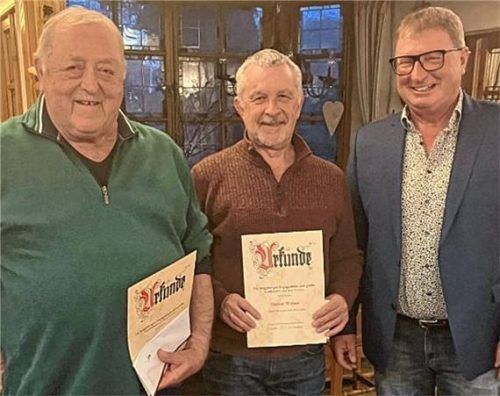 Ehrung der scheidenden Vorsitzenden Dieter Weber (Mitte) und Josef Schneider (links) durch Bürgermeister Matthias Huber.Foto re