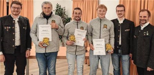 Ehrung der Vereinsmeister 2025/26: (von links) Schützenmeister Julian Schick, Meister Auflage Michael Sögtrop, Meister Freistehend Kilian Fiebiger, Jugendmeister Simon Rupp, Jugendleiter Dominik Schenk und Zweiter Schützenmeister Ingo Fiebiger. Foto Fenninger