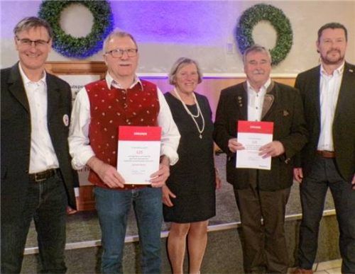 Ehrung für 125-mal Blut spenden: (von links) Jürgen Wallner, Johann Maier, Wilma Kalisch, Ludwig Gaßner, Jürgen Sollfrank.Foto Rath