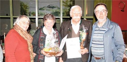 Ehrung für 60-jährige Mitgliedschaft durch Barbara Heinrich (links) an Erika und Max Tiefenmooser (Mitte) sowie Kreisvertreter Wolfgang Weinert. Foto Schwitteck