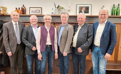 Ehrung für die ausscheidenden Gemeinderäte: (von rechts) Peter Hartinger, Georg Thalmeier, Andreas Lentner, Michael Wimmer, Erich Jungwirth mit Bürgermeister Franz Ehgartner. Foto re