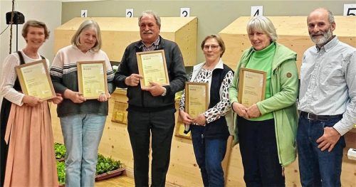 Ehrung für je 40 Jahre Mitgliedschaft: (von links) Christine Krah, Maria Lederwascher, Vorsitzender Hans Schmid, Martina Urbauer und Irmgard Kirmeier mit Referent Reiner Steidle.Foto Heistracher
