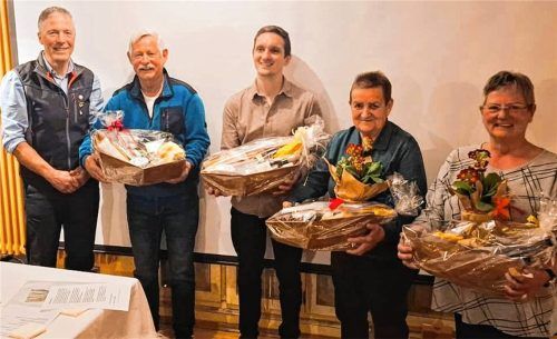 Ehrung für langjähriges ehrenamtliches Engagement: (von links) Vorsitzender Fritz Gottwald bedankt sich bei Horst Zantner, Lukas Bartholme, Marianne Reich und Monika Wagner. Foto re
