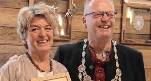 Ehrung in Gars: Zweite Bürgemeisterin Hildegard Brader wurde von BürgermeisterRotbert Otter zur Ehenbürgerin ernannt.Foto Münch