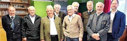 Ehrungen bei den Riederinger Veteranen (von links): Vorsitzender Alfons Schuster, Valentin Ranhard, Josef Röglinger, Josef Schwarz, Johann Grabmayer, Peter Sinnesbichler, Zweiter Vorsitzender Josef Englmann, Max Loferer und Bürgermeister Christoph Vodermaier.