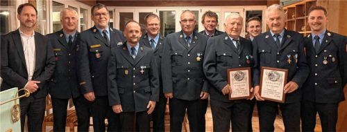 Ehrungen bei der Feuerwehr Neukirchen: (von links) Bürgermeister Christoph Vodermaier, Kreisbrandmeister Rainer Tippl, Kreisbrandinspektor Franz Hochhäuser, Vorsitzender Stephan Bergmann, Kommandant Georg Lindner, Schriftführer Alexander Hamann, Jürgen Schreiner, Sebastian Staber senior, Zweiter Vorsitzender Florian Loferer, Georg Enzinger und Zweiter Kommandant Philipp Heuer. Foto re