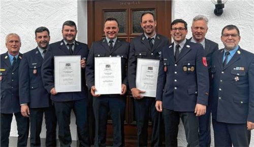 Ehrungen bei der Vogtareuther Wehr: Kreisbrandmeister Rainer Tippl, Vorstand Markus Sturainer, Siegfried Daxeder (25 Jahre), Georg Lechner (25 Jahre), Johann Bader (25 Jahre), Kommandant Michael Beier, Bürgermeister Rudi Leitmannstetter und Kreisbrandinspektor Franz Hochhäuser (von links). Auf dem Bild fehlt Emmeram Sonnenholzner (25 Jahre). Foto re