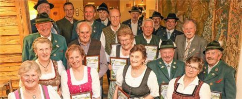 Ehrungen beim Trachtenverein „Edelweiß Endorf“: In der hinteren Reihe (von links) Vorsitzender Sepp Dickl, Hans Bauer (40 Jahre), Michael Häusler (40), Franz Bauer (40), Klaus Ellmayr (50), Franz Anzinger (40), Josef Zangl (40), Peter Feldschmidt (40). In der mittleren Reihe Peter Mayer (50), Gerhard Kristen (50), Leni Dickl (60), Rudolf Obermaier (50), Hans Schupfinger (50). In der vorderen Reihe Monika Hamberger (50), Rita Häfele (40), Maria Steinberger (40), Elisabeth Bichler (60), Sebastian Möderl (60), Zita Schlaipfer (60) und Peter Loy (50).Foto  Loferer