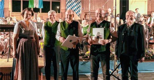 Ehrungen: Vorsitzende Barbara Dienhart, Dirigent Albert Osterhammer, Michael Weingartner, Peter Weingartner und MON-Bezirksvorsitzender Leonhard Eisner.Foto  Philippa Jell