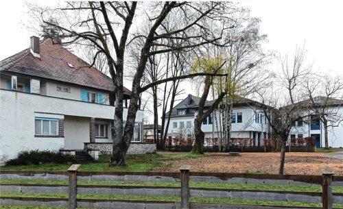 Ein Areal mit Potenzial: Die Gemeinde Raubling hat das Grundstück neben dem Rathaus erworben, um den Ort zu entwickeln. Jetzt wurden erste konkrete Pläne vorgestellt. Fotos Franz Ruprecht/Gemeinde Raubling