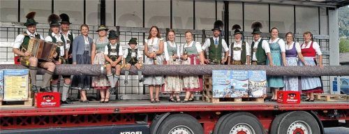 Ein besonderes „Stangerl“: Auf dem Lkw der Firma Dettendorfer liegt der Maibaum aus dem Landkreis Erding für Rom, gut verpackt und flankiert von Mitgliedern des Nußdorfer Gebirgstrachtenvereins „Alpenrose“. Foto Re