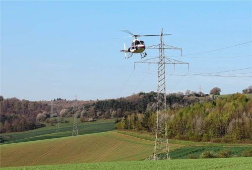 Ein Bild, das auffallen wird, jedoch kein Grund zur Sorge ist: Helikopter fliegen zwei Wochen lang in den Landkreisen Mühldorf und Altötting nah an Stromleitungen heran. Foto Bayernwerk