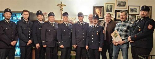 Ein Dank ging an (von links) Sebastian Ott, Stefan Rothstein, Sebastian Moosner, Quirin Kiener, Bernhard Haas, Korbinian Lohmeyer, Hermann Kröff (40 Jahre Vereinsmitgliedschaft), Kommandant Peter Lechner junior, Bürgermeister Stefan Adam, Johann Rumpl (40 Jahre Vereinsmitgliedschaft) und Vorsitzenden Julian Rolle. Foto Fridgen