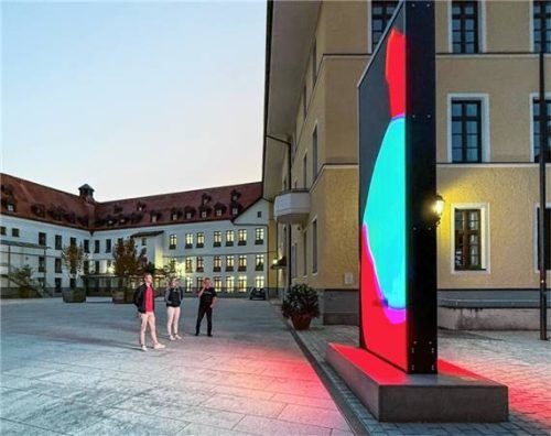 Ein digitaler Monolith steht vor dem Landratsamt Traunstein. Foto Effner