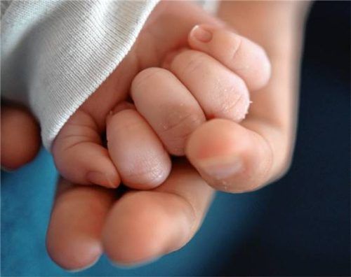 Ein dramatischer Vorfall bei einer Hausgeburt wurde vor dem Traunsteiner Amtsgericht verhandelt. Foto picture alliance