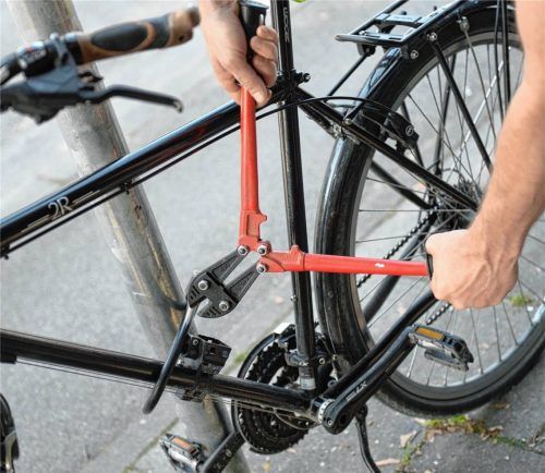 Ein Fahrraddieb macht sich am Schloss eines Fahrrads mit einem Seitenschneider zu schaffen (Symbolfoto). Foto dpa