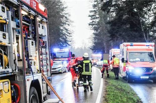 Ein Großaufgebot an Rettungskräften kümmerte sich um die schwer verletzten Personen.Fotos Reisner