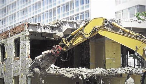 Ein Haus einfach verfallen zu lassen, um es dann abreißen zu lassen: So einfach geht es nicht. Foto Smarterpix/tepic