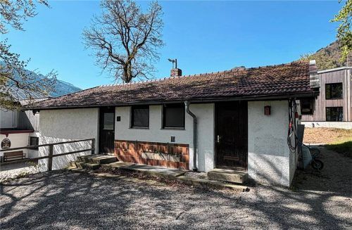 Ein kleines Häuschen mit großem Potenzial: In diesem Gebäude soll der Jugendtreff entstehen. Bastian Knickenberg, der Jugendbeauftragte der Gemeinde Aschau im Chiemgau, hat dem Gemeinderat jetzt erforderliche Umbaumaßnahmen, Kostenprognosen und weitere Schritte vorgestellt.Foto Kirchner