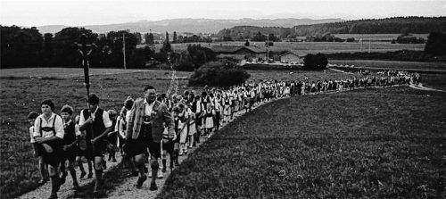Ein langer Zug von Teilnehmern schlängelte sich beim zweiten Bittgang im Jahr 1987 durch die Landschaft.Foto Wünsch