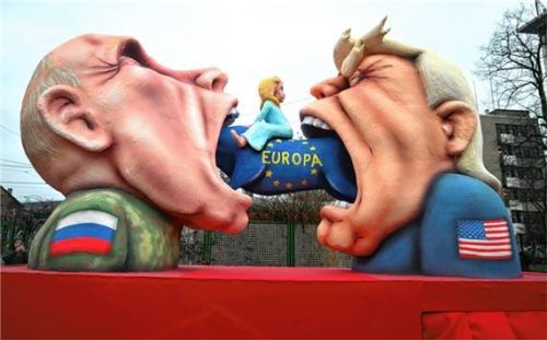 Ein Mottowagen mit Putin und Trump, die versuchen, Europa zu fressen, fährt aus der Wagenbauhalle. Der Rosenmontag am Rhein war der Höhepunkt der rheinischen Karnevalssaison. Foto dpa