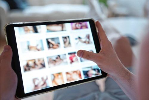 Ein Mühldorfer hatte kinderpornografische Fotos und Videos auf seinem Smartphone, doch verurteilt wurde er vom Amtsgericht Mühldorf vorerst nicht (Symbolbild). Foto dpa