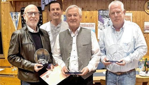 Ein Novum in der Vereinsgeschichte des SV Aschau, Fußball, um Abteilungsleiter Christian Wehrle (Zweiter von links): Manfred Römer, Roland Höpfinger und Alexander Linster (von links) wurden vom Verein für ihr jahrelanges Engagement zu Ehrenmitgliedern ernannt. Foto höpfinger