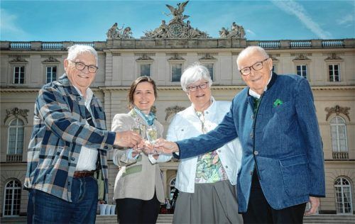 Ein Prosit auf den Erfolg des Vereins „Freunde von Herrenchiemsee“: (von links) Beirat Helmut Eberl, Schriftführerin Andrea Hübner, Zweite Vorsitzende Verena Grillhösl und Vorsitzender Friedrich von Daumiller. Foto Berger