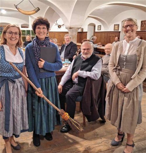 Ein Schelm, der Böses dabei dachte, als der Zangberger Frauendreigesang (Gerlinde Huber, Beate Asenbeck und Sabine Wimmer mit Dr. Baumgartner) von einer „Hex auf an Stiel“ sang.Foto Huber