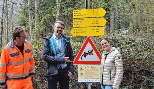Ein Schild zum Schutz: (von links) Bauhofleiter Michael Höger, Bürgermeister Stefan Kattari und Zweite Bürgermeisterin Daniela Ludwig zeigen eines der neuen Schilder und hoffen auf das Verständnis der Wanderer. Foto Eder