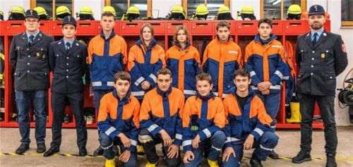 Ein Schwerpunkt für die Jugend lag auf der modularen Truppmann-Ausbildung (MTA), die die Wehr erstmals intern und gemeinsam mit der Feuerwehr Unterwössen organisierte. Neun Teilnehmer aus beiden Wehren durchliefen das Basismodul. Links die Unterwössner Jugendleiter Florian Leuhuber und Hans Peter Wittwer, rechts der Oberwössner Jugendleiter Fabian Bauer. Foto Flug