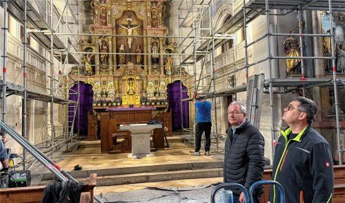 Ein Stahlgerüst haben Arbeiter im Altarraum der Laurentius-Kirche errichtet. Kirchenpfleger Holger Dietl (rechts) und Verwaltungsleiter Michael Liegl haben die Arbeiten vor Ort mitverfolgt. Foto Kotter