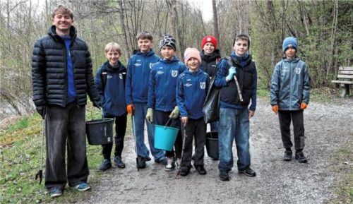 Ein Training zugunsten Bad Feilnbachs sauberer Landschaft absolvierte Bad Feilnbachs Fußballjugend.Foto  Strim
