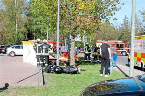 Eine 17-jährige Motorradfahrerin wurde bei einem Unfall schwer verletzt. Sie hatte übersehen, dass ein Auto vor ihr nach links abbiegen wollte. Foto fib/eß