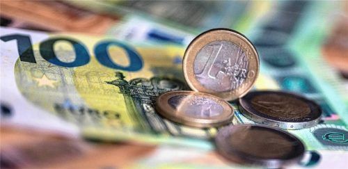 Eine Bankangestellte hat Geld von einem Kundenkonto ins Ausland weitergeleitet – insgesamt über 430.000 Euro. Täterin und Opfer stammen aus dem Landkreis Rosenheim. Foto picture alliance/DPA/Monika Skolimowska - OVB