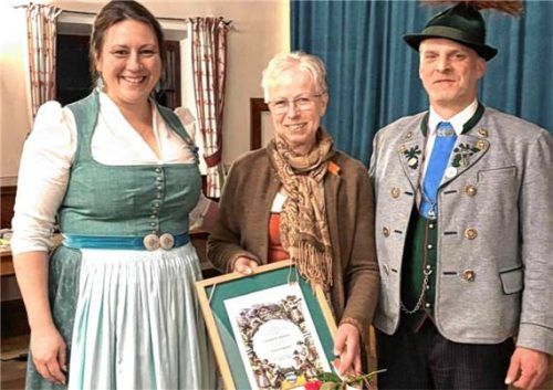 Eine besondere Ehrung bei der Jahresversammlung der Alpenrose Nußdorf: Vorsitzender Andreas Mayer und Schriftführerin Angelika Bachler (links) zeichnen Elisabeth Abfalter für ihren langjährigen Einsatz für den Verein als neues Ehrenmitglied aus. Foto re