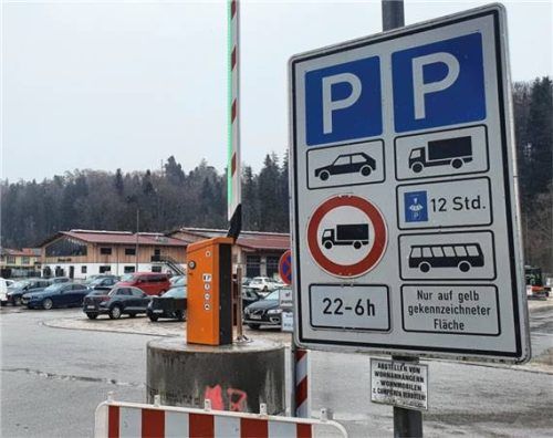 Eine der Schranken am Traunsteiner Festplatz ist bereits installiert und steht grün beleuchtet nach oben – noch. In der rechten Bildhälfte die bisher gültigen Parkregeln. Foto xe