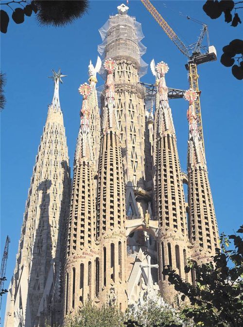 Eine ewige Baustelle: die Sagrada Família. Zum 100. Todestag Gaudís wird ihr höchster Turm eingeweiht. Fotos picture Alliance/dpa/Andreas Drouve