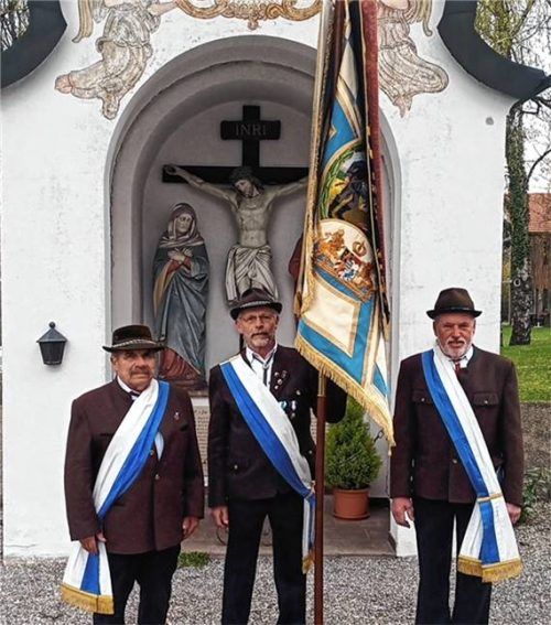 Eine Fahnenabordnung präsentiert das restaurierte Wahrzeichen: (von links) Albert Latzo, Sebastian Hilger und Willi Lehner. Foto re