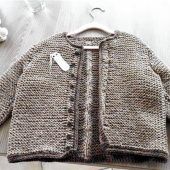<p>Eine handgestrickte Kinderjacke.</p>
