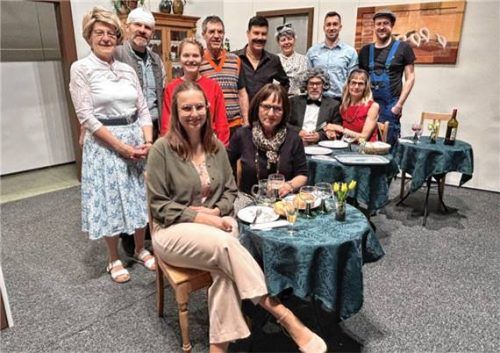 Eine lustige Truppe, die Laienschauspieler, die in diesem Jahr auf der Bühne stehen. Foto Jaensch