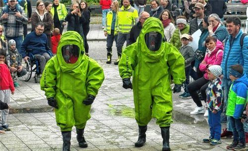 Eine Modenschau mit besonderem „Style“: Mitglieder der Feuerwehr führten vor, dass es für jeden Einsatz ganz besondere Kleidung gibt.Fotos Gerd Kreibich