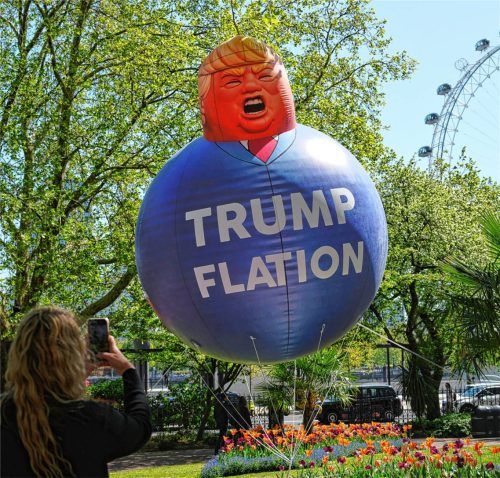 Eine Passantin fotografiert einen Luftballon mit der Karikatur des US-Präsidenten Trump, als die Liberaldemokratische Partei Großbritanniens ihre neue Kampagne „Trumpflation“ startet, da die jüngsten Inflationszahlen die Auswirkungen des Iran-Krieges auf die Preise im Vereinigten Königreich aufzeigen. Foto dpa