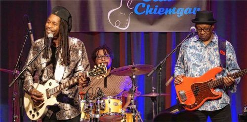 Einen fulminanten Auftritt bot Bernard Allison (links) mit seiner Band im Rimstinger Feuerwehrhaus. Foto re