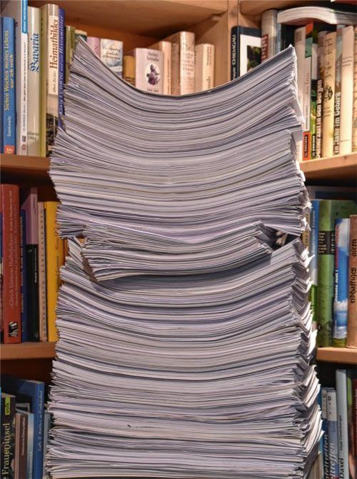 Einen satten Stapel Papier mussten alle fünf Mitglieder der Jury bewältigen. Foto Bovers