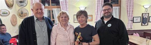 Einladungsschießen von Christian Glas nachträglich zum 70. Geburtstag und zur goldenen Hochzeit: Christian und Irmi Glas, Stephanie Riedl und Benedikt Hundhammer (von links). Foto Ferdun Altinsoy